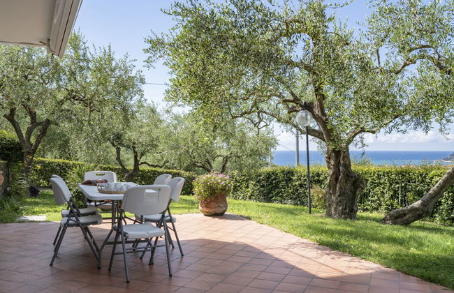 4 bedroom Apartment in Diano Castello with swimming pool and garden - Photo 20