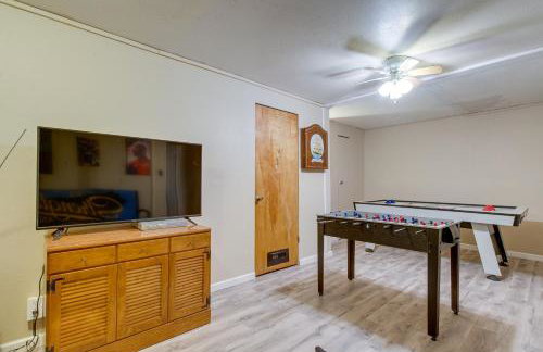 Spacious Aurora Retreat w/ Game Room + Hot Tub! - Foto 31