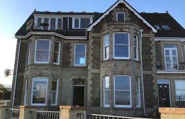 Beach Side Top Floor Property, Balcony & Sea Views - Foto 13