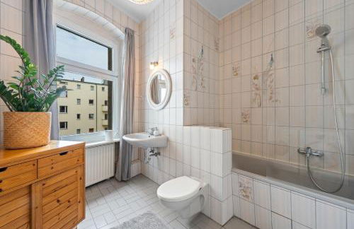 TheWilhelmshavener Group Apartment, group & family friendly, 100m2, 2BR, 1 living room, huge table, ideal for 4 - 6 Guests - Photo 13