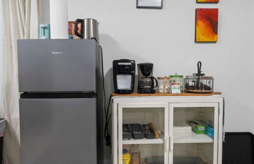 6 Min to North Hills - Private deck - In Unit Washer and Dryer - Foto 14