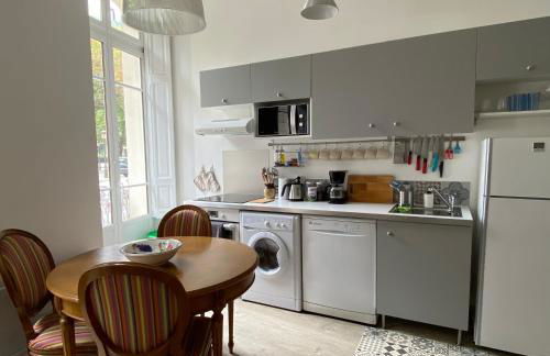 Ground Floor - Hauseman Building close to Thermes - Foto 13