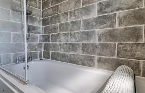 Comfy 4 Bed, Sleeps 8, fast WIFI, Contractor friendly - Foto 54