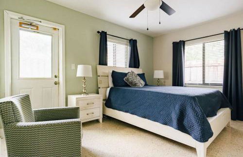 Two blocks from Beach - Walk to the water! - Foto 7