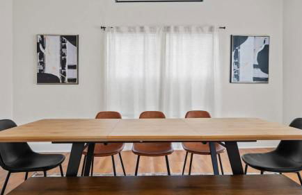 Modern Moroccan Villa w/ Firepit, BBQ + Game Room! - Foto 56