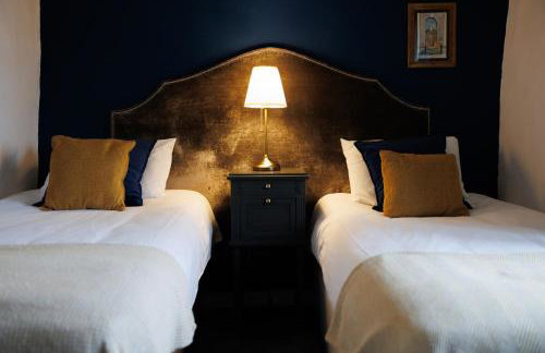 The Farmhouse with two hot tubs - Foto 16