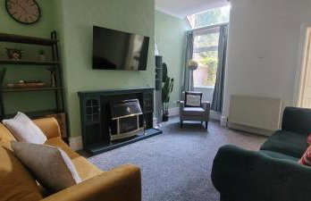 Manchester Contractor House - Fast WiFi - Sleeps 7! - Foto 1