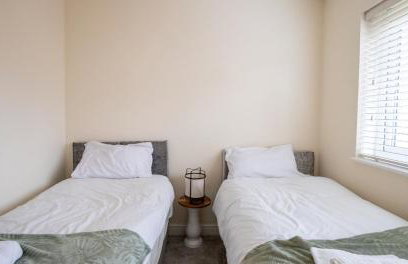 Impressive 4 Bed House Sleeps 8 - Private Parking Fast Wi-Fi Netflix & Foosball, Business Insurance and Leisure Travellers Welcome - Foto 18