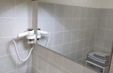 Le Cosy du Plongeoir - T2 neuf avec vue sur le lac de Serre Ponçon et grande terrasse avec jardin - Photo 19