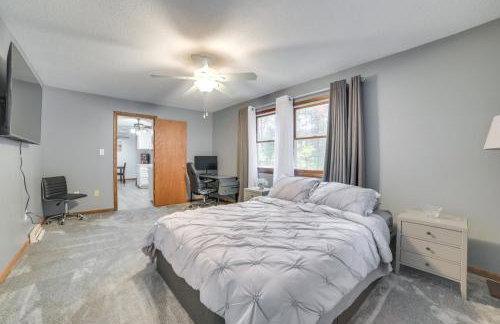 Cozy Houghton Lake Home with Fire Pit and Porch - Foto 4