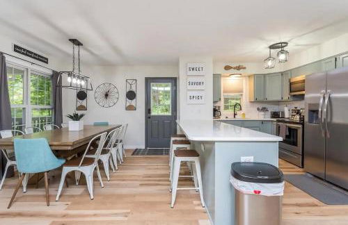 In The Woods - 5 BR Chalet with Game Room, Fire Table and Hot Tub - Foto 7