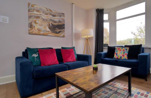 London Road Villa - Free Netflix, Private Parking, WiFi & Private Garden - Photo 16