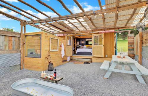 Meadow View Romantic Nature Stay w Barn, Outdoor Tub and Sauna - Foto 28