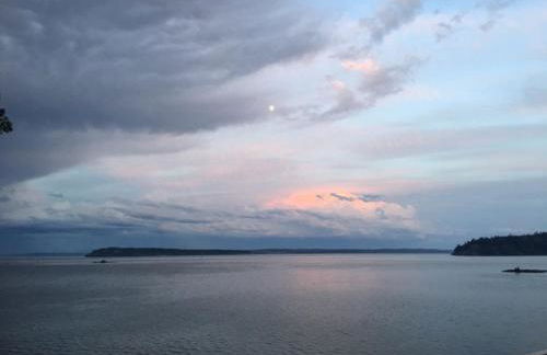 Puget Sound Chic Romantic Cottage with Private Beach Access & Gated Entry - Foto 31