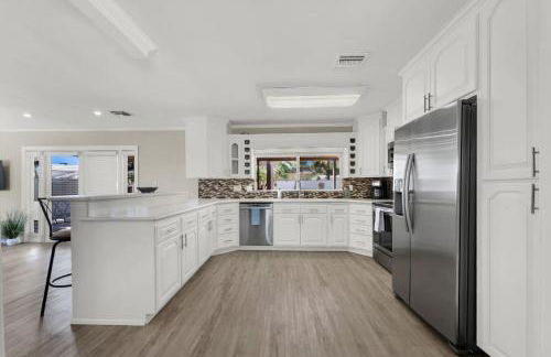 Spacious 4BR plus Den with Pool, Jacuzzi, BBQ, Near Strip - Foto 17