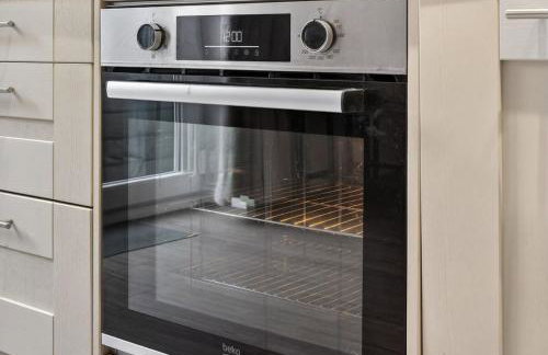 City Centre 2BR Apt with Balcony Access and Free Parking - Foto 39