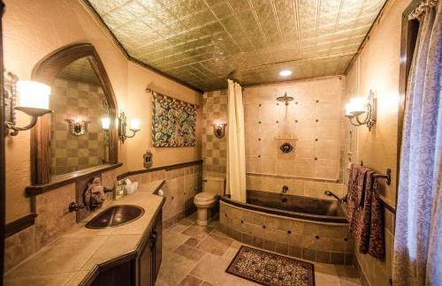 HIGHLANDS CASTLE overlooking Lake George plus 2 other CASTLES & SUITES - Foto 64