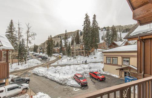 HotTub-Elkpoint-True Ski In Ski Out Family &Pet Friendly - Photo 33