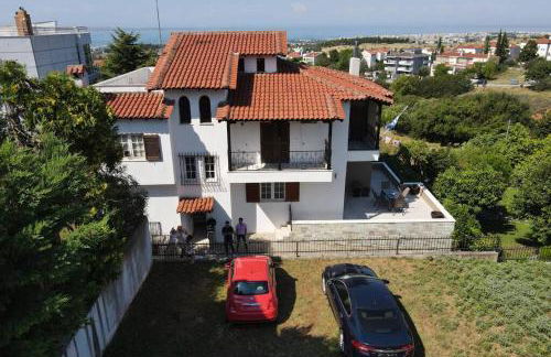 Τraditional fully detached villa on a luxurious hillock of Thessaloniki with its own garden also for family & wedding gatherings for 10 to 25 people only 15 minutes from airport - Foto 11