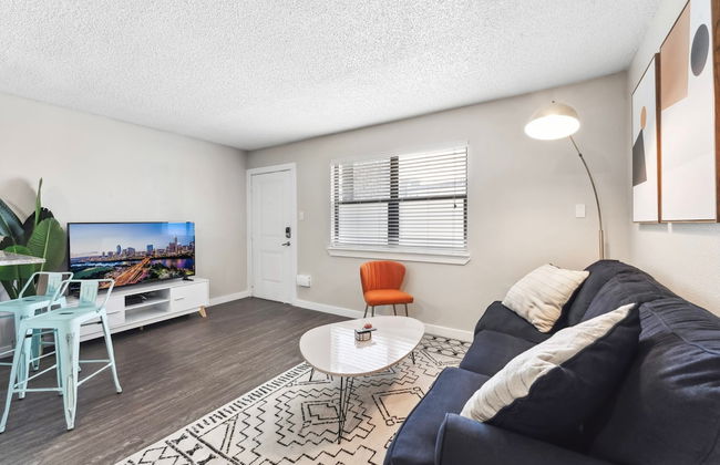 Charming King Bed 1BR w Pool 5 Min to DT - Photo 6