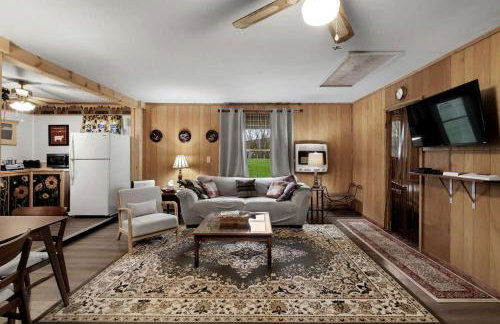 Serene Riverfront Cabin Haven near South Branch Potomac River in West Virginia - Foto 2