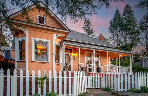 The Golden Parlor- Historic Victorian, Hot Tub - Foto 1