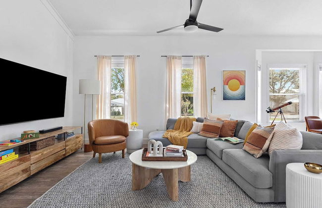 7bdr w/ Private Pool, Hot Tub, Fire Pit, Walk to Beach Tidal Wave by Avantstay - Foto 6