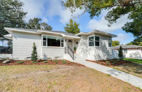 Mid-Century Lakeland Home with Game Room! - Foto 32