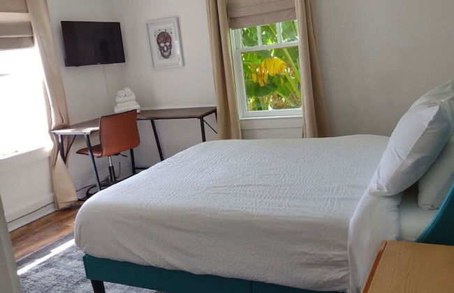 Corporate Comfort in Freetown - Port Rico Spacious Homes for Work Crews - Photo 6