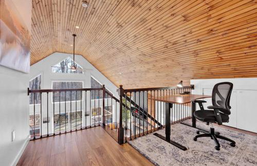 Chalet with Hot Tub, Game, Movie Room, Lake and Pool Access - Foto 14