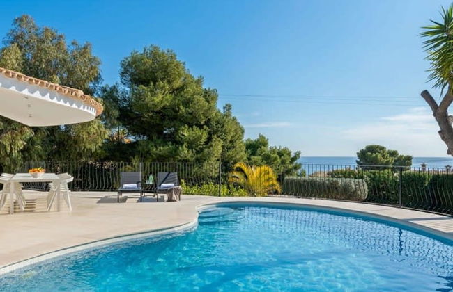 Relax in Luxury at This Stunning Seaside Villa - Photo 1