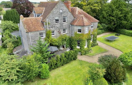 Welcome to Hazelwood, The Mount Somerton Apartment - modern and fully equipped, Private off-street parking, Near Glastonbury Tor, The spectacular Wells Cathedral, Stourhead, Sherborne Abbey, Millfield School, Clark's Village - Foto 1