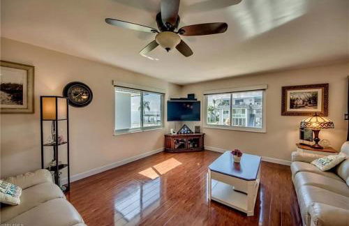 Gorgeous 2 Bedroom Waterfront Condo - Foto 20