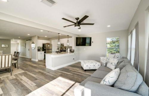 Canal-Front Home with Dock and Patio in North Port - Foto 1