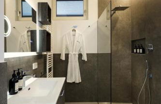 SalvatoreHomes - Luxurious Dreamview Waterfront Apartment in Torri del Benaco with Pool - Casa Azura - a 5 Star Luxury Collection at Lake Garda - Foto 25