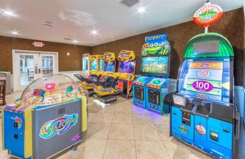 Enjoy mini golf, arcade games, and pools with Family in 2BD Orlando condo - Foto 59