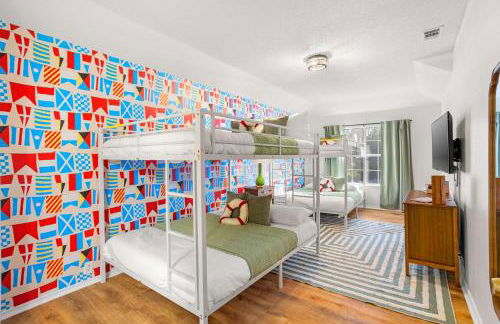 Resort Style Backyard Pool Pickleball Court - Foto 42