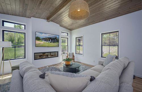 Galena Spring Escape - Hot Tub & Cozy Nights - Foto 18