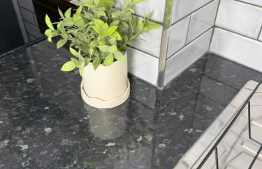 'The Elegant Comfort' - A Stunning Luxury 2-Bed Flat with Private Garden & Patio - Free Parking - Photo 24