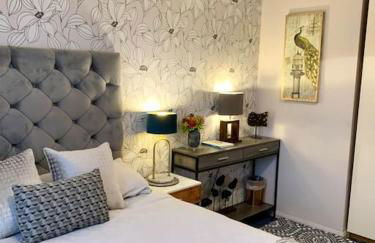 The Lake House, Woking - Photo 6