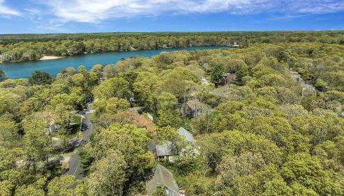 Jenkins Pond Beach Access with BBall Hoop & Grill, Bright Cape Cod Retreat near Jenkins Pond in Falmouth - Parking, Modern Retreat with Outdoor Space, 24 Hour Hospitality - Foto 2