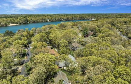 Jenkins Pond Beach Access with BBall Hoop & Grill, Bright Cape Cod Retreat near Jenkins Pond in Falmouth - Parking, Modern Retreat with Outdoor Space, 24 Hour Hospitality - Foto 2