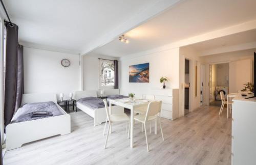 Monteurwohnung-fuer-5-Personen-mit-Balkon-Kueche-Ahrensburg-Naehe-Hamburg-AGRP1203 - Photo 1