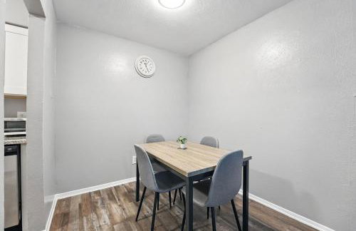 Family-Friendly 2Bd Midterm Stay I Parking Onsite - Photo 9