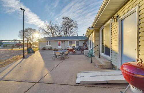 Walk to Crooked Lake Beach and Dtwn! Home with Patio - Foto 28