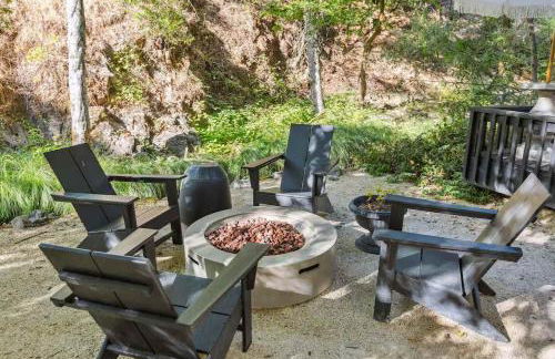 Modern Organic Home with Backyard Creek near State Park - Foto 2