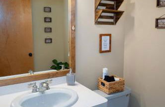 Serenity Falls - Stylish 4Bdr Mountain Retreat, Hot Tub, Pool - Foto 29