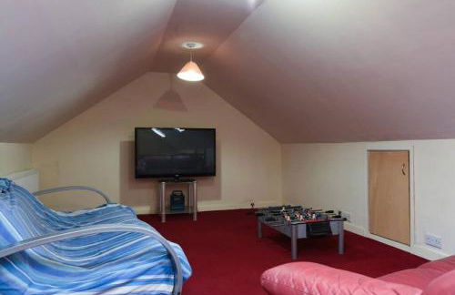 Air Maison - Large Family Home with Pool Table - Photo 40