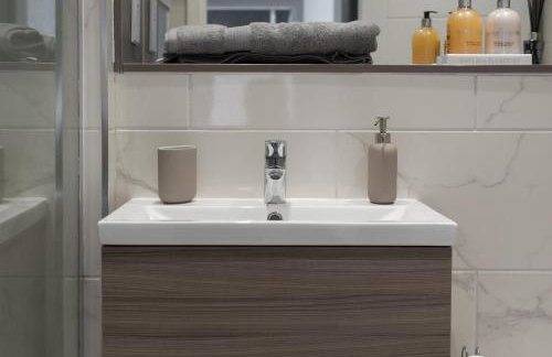 Deluxe 2 bed, 2 bathroom Milton Keynes apartment within walking distance to train station and City centre. - Foto 21