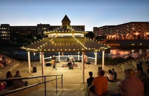 Downtown Aurora River Facing Gem - Foto 23